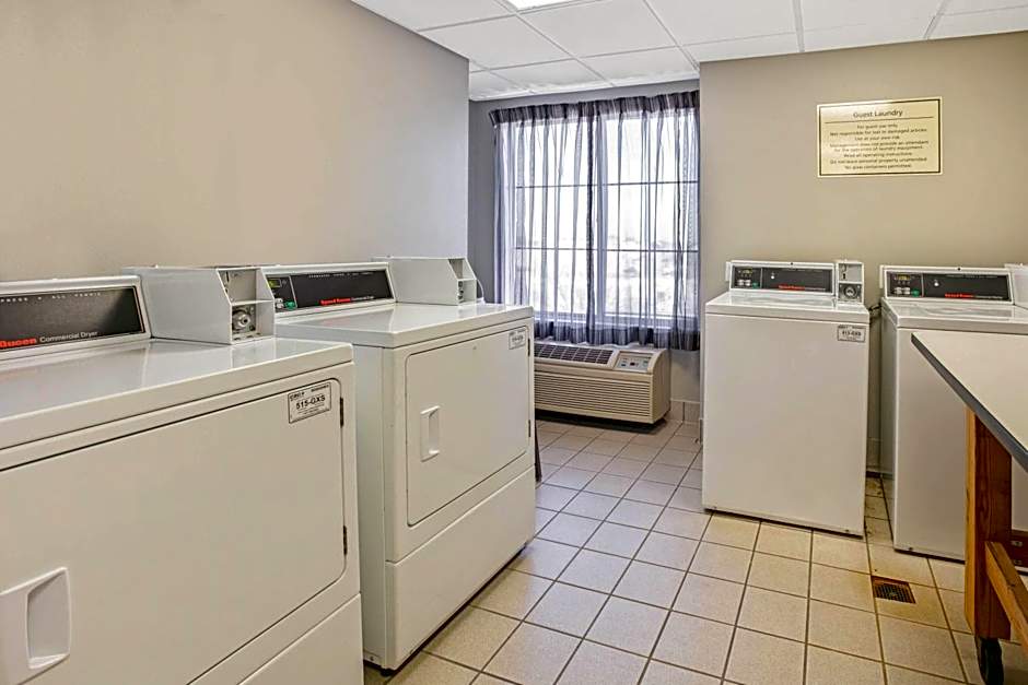 La Quinta Inn & Suites by Wyndham DFW Airport South/Irving