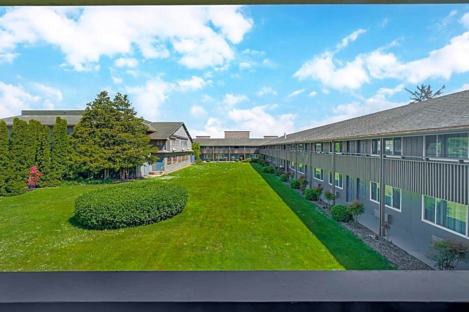 Quality Inn & Suites At Coos Bay