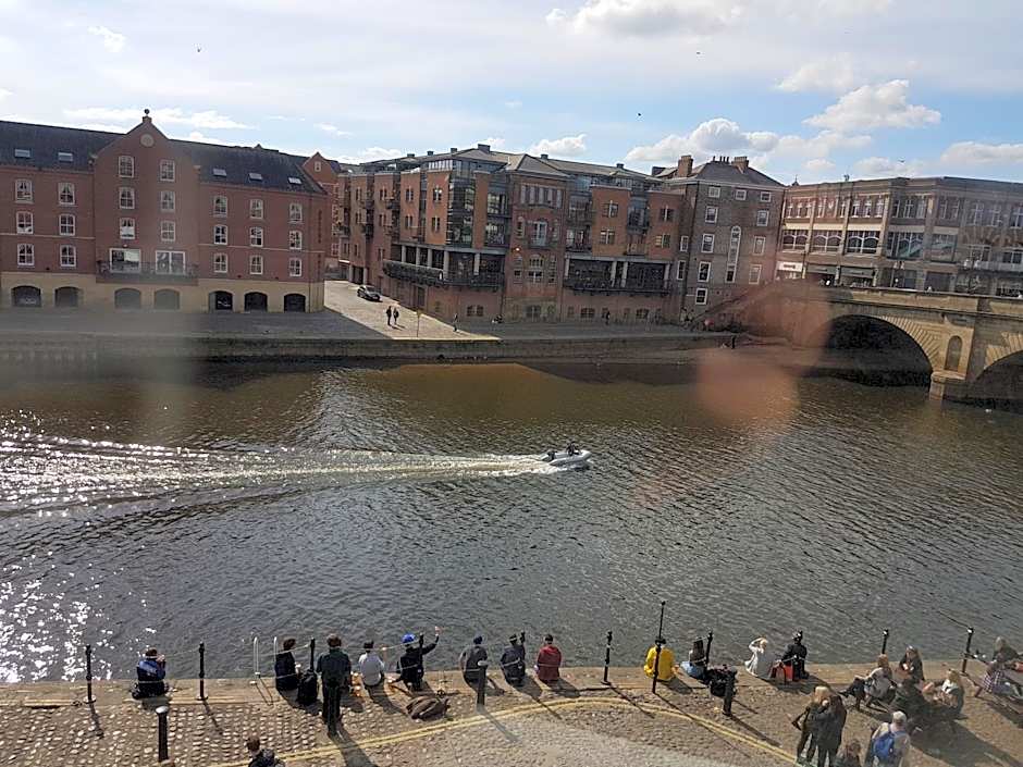 Lil's On The Waterfront