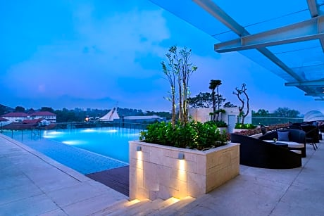 1 Queen Bed Standard Low Floor