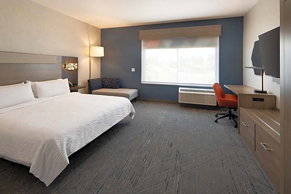 Holiday Inn Express & Suites Fresno Airport By IHG
