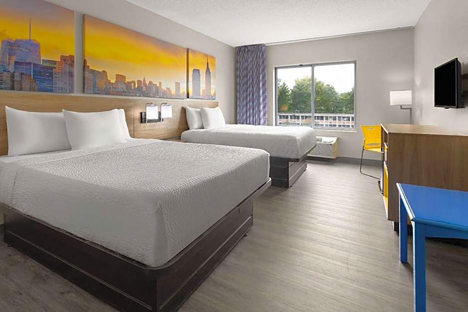 Days Inn & Suites by Wyndham Albany