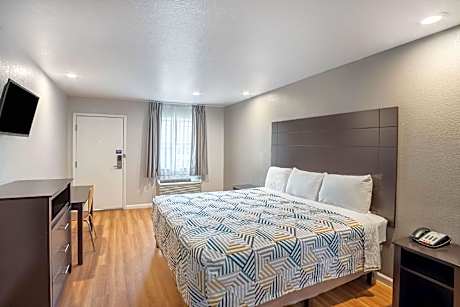 1 King Bed | Non-Smoking, Micfridge