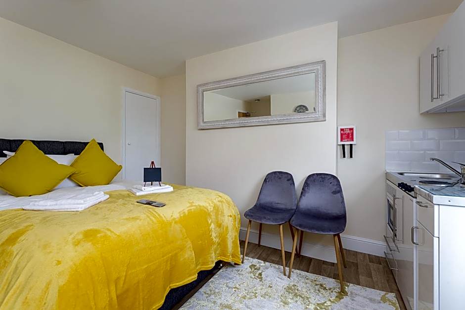 St Mary's - Modern Central Huge Studio Apartments