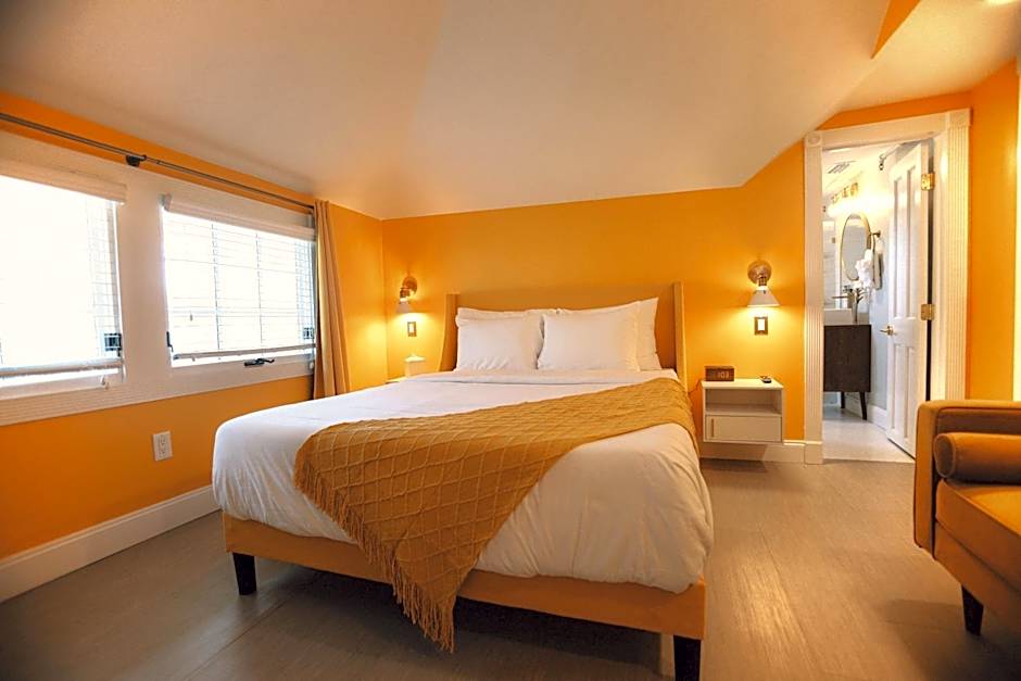 Peninsula Bed & Cocktails