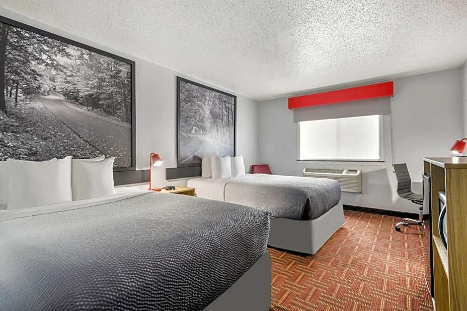 Super 8 by Wyndham Eveleth