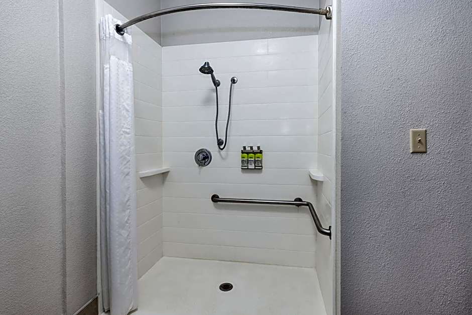 Holiday Inn Express and Suites Three Rivers By IHG