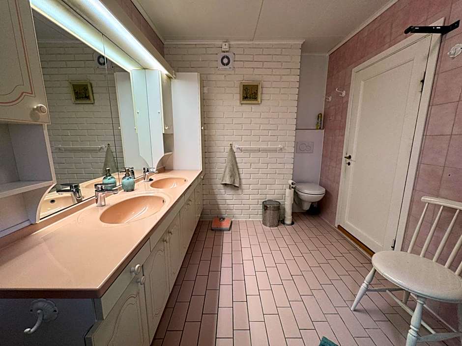 Svingen Guesthouse - Panoramic Fjord Views in Flåm