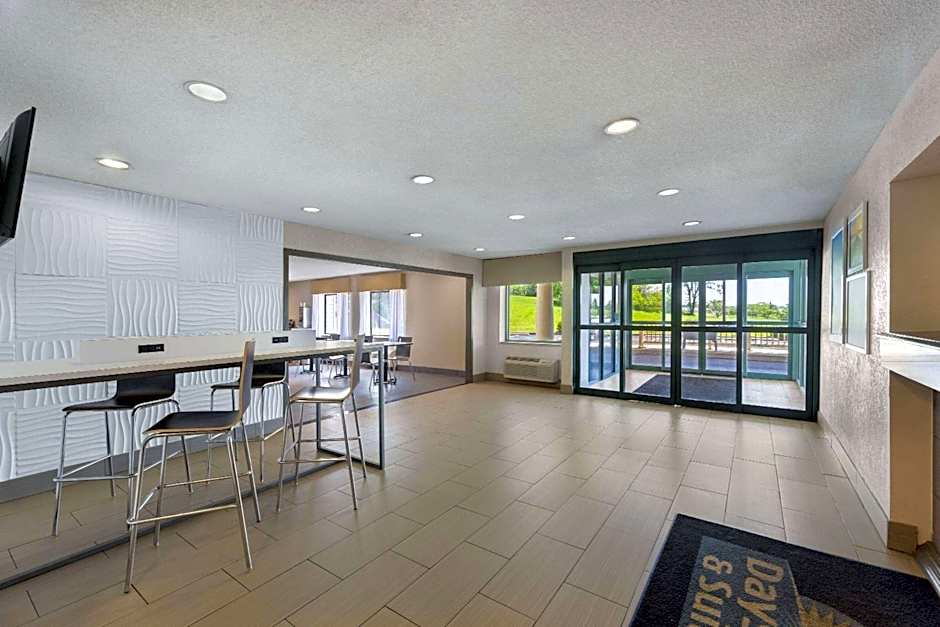 Days Inn and Suites by Wyndham Kansas City South