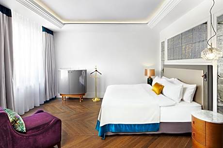 1 Bedroom Junior Suite, 1 King bed, City view