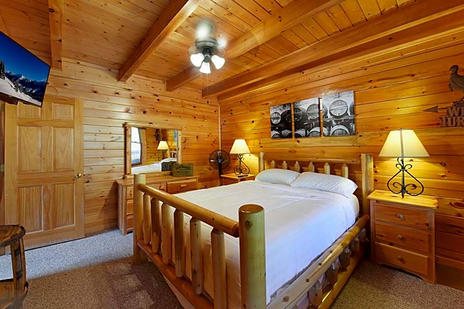 Ryes and Shine Bootlegger's Cabin! Hot Tub* Pool* Arcade* Billiards *EV * Pet Friendly