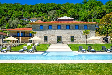 Casa d'Henrique Retreat Pool and Spa