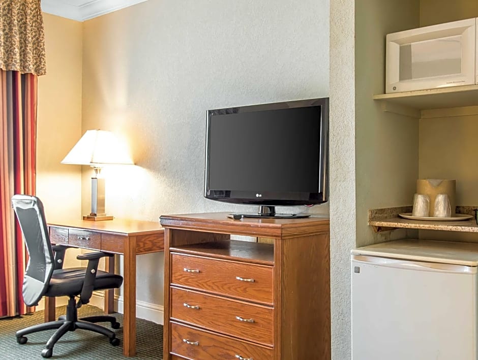 Comfort Inn At Founders Tower