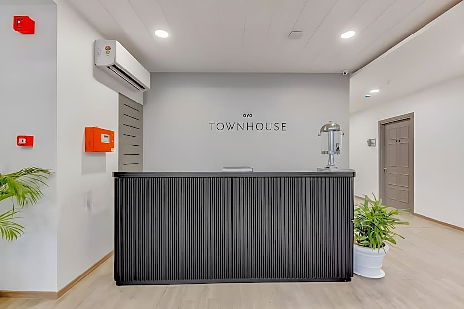 Townhouse Sector 49 Near Logix city centre