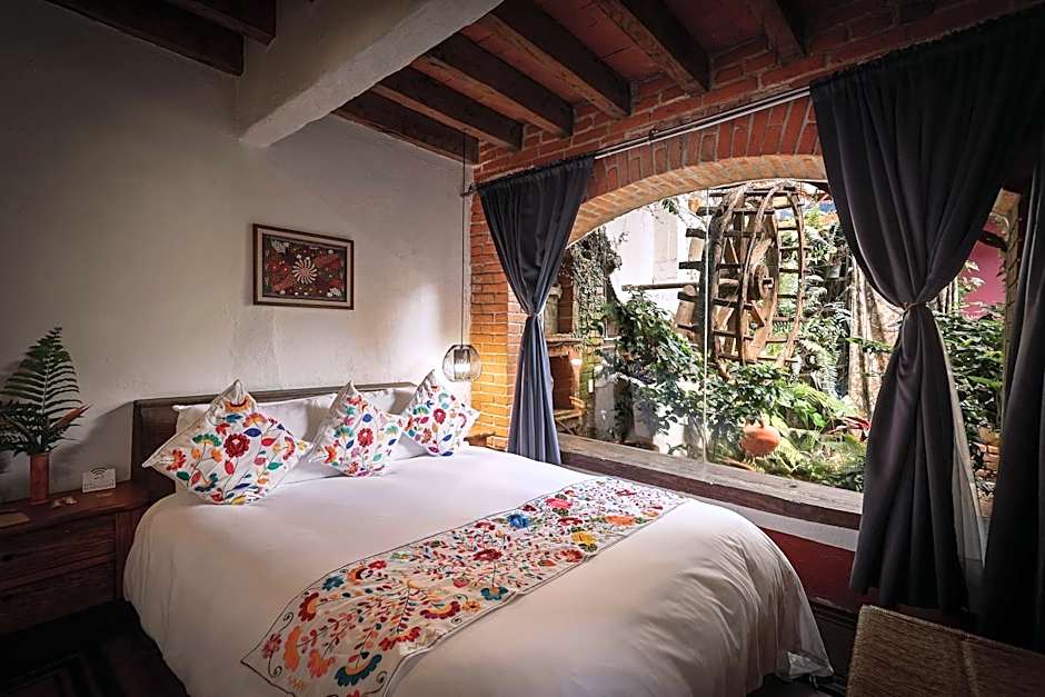 Meson De Leyendas Breakfast & Downtown