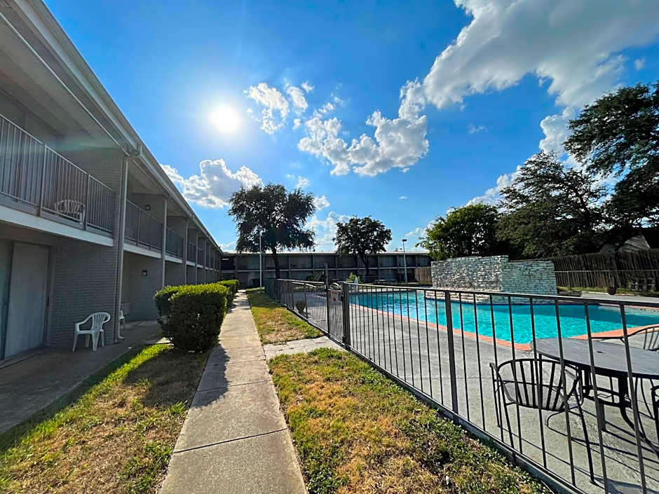Mid Towne Inn & Suites