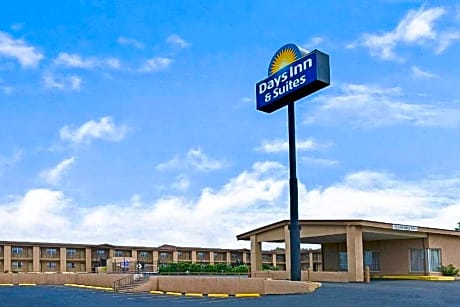 Days Inn & Suites by Wyndham Santa Rosa