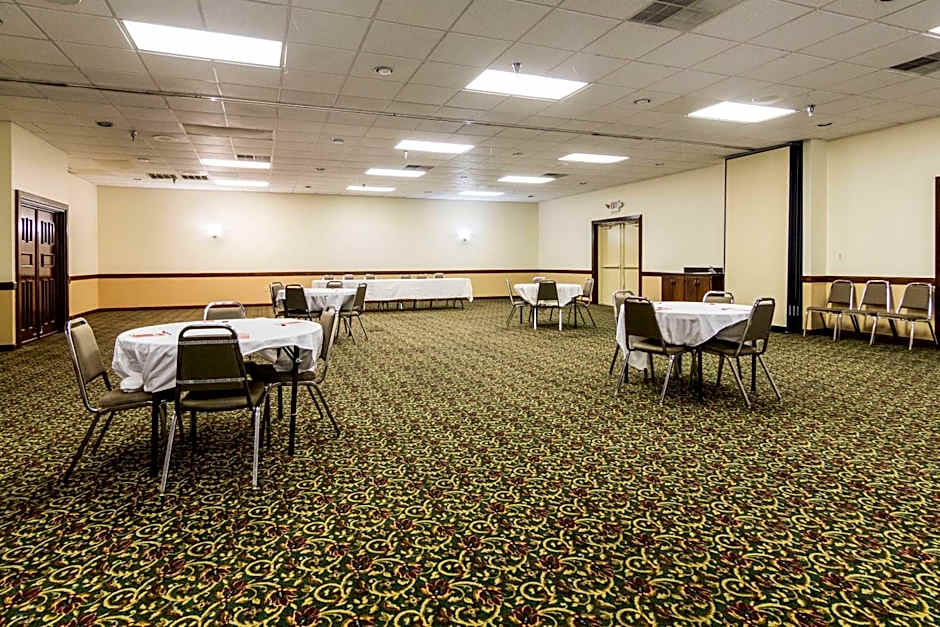 Econo Lodge Inn & Suites Conference Center Dublin