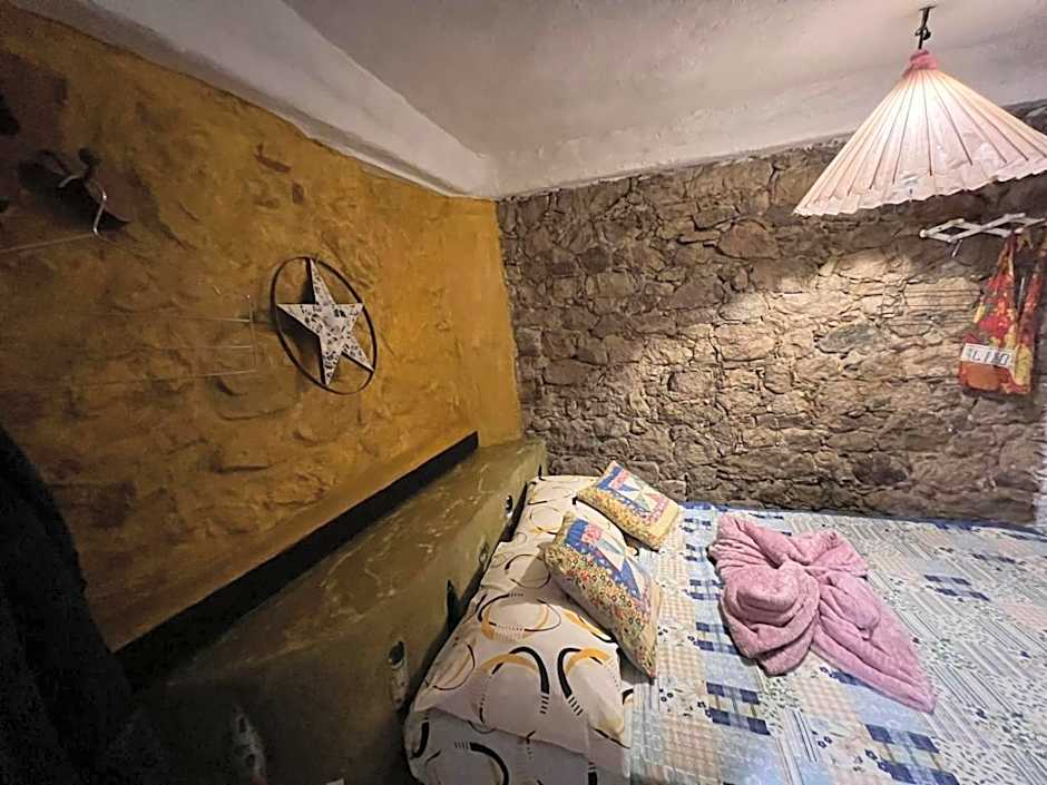 CASA DE RETALHOS Boutique Albergue, casaril histórico, com 5 suítes individuais e cozinha coletiva, no coração da vila de Igatu-Ba, que preserva fortes traços culturais da época do garimpo, venha viver uma experiência única!