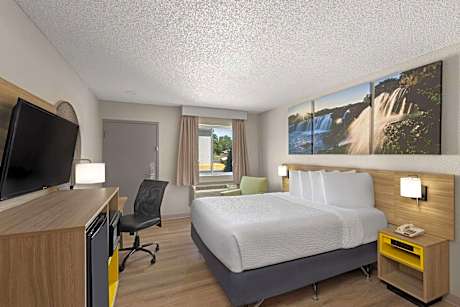 Deluxe Queen Room - Mobility Access/Non-Smoking