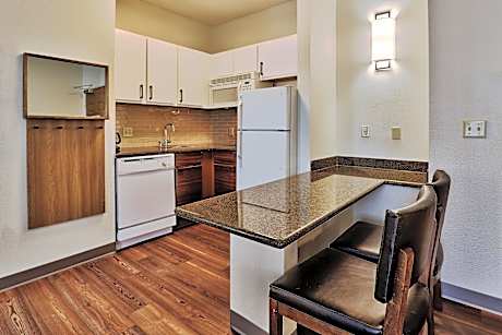 One-Bedroom King Suite - Non-Smoking