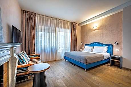 Deluxe Double Room with Spa Bath and Balcony