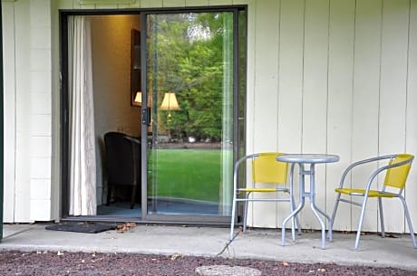 Queen Room with Two Queen Beds with Garden View
