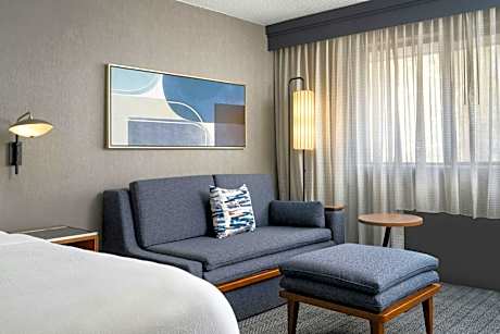 King Room with Bathtub - Mobility Access/Hearing Accessible