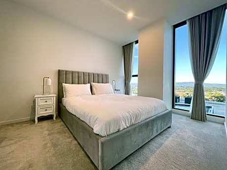 Apartment with Mountain View