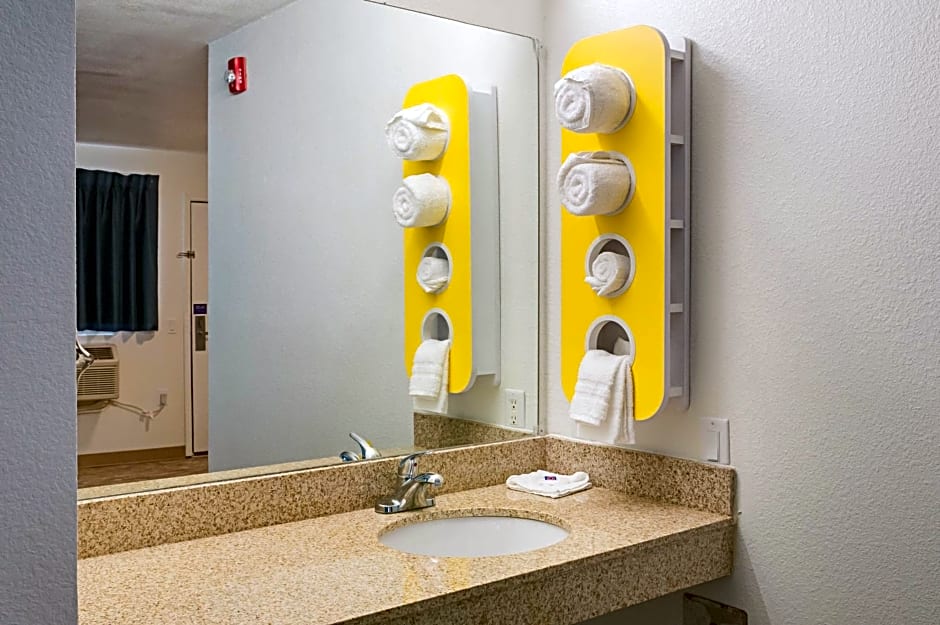 Motel 6-Bay Saint Louis, MS