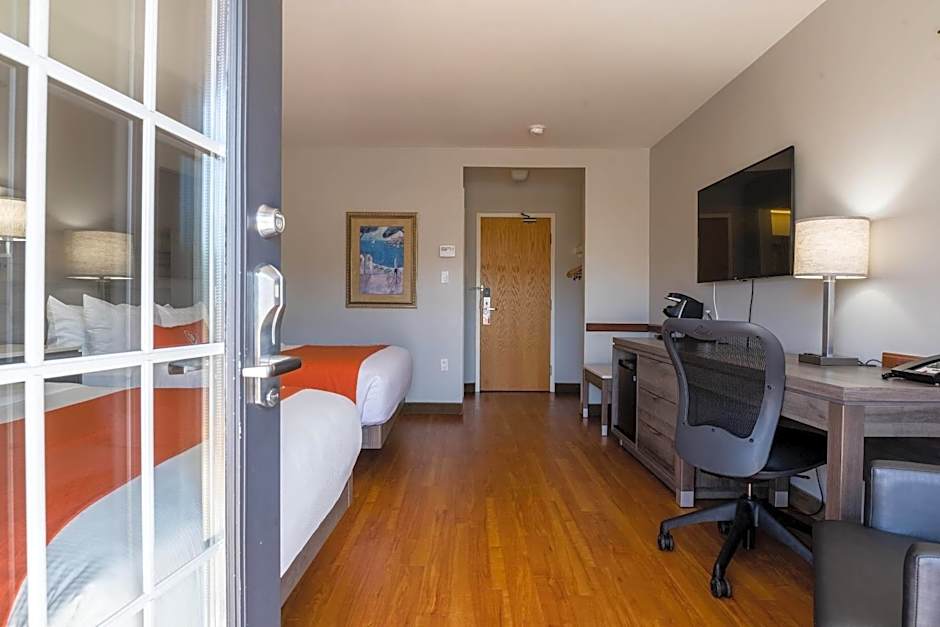 Amsterdam Inn & Suites, an Ascend Collection Hotel