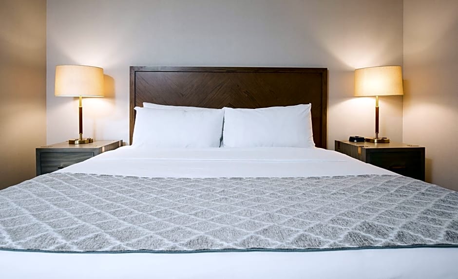 Pomeroy Inn & Suites Prince George