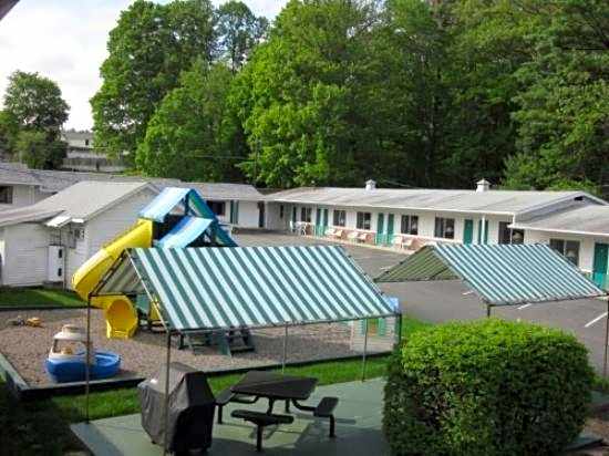 Brookside Motel & Cabins