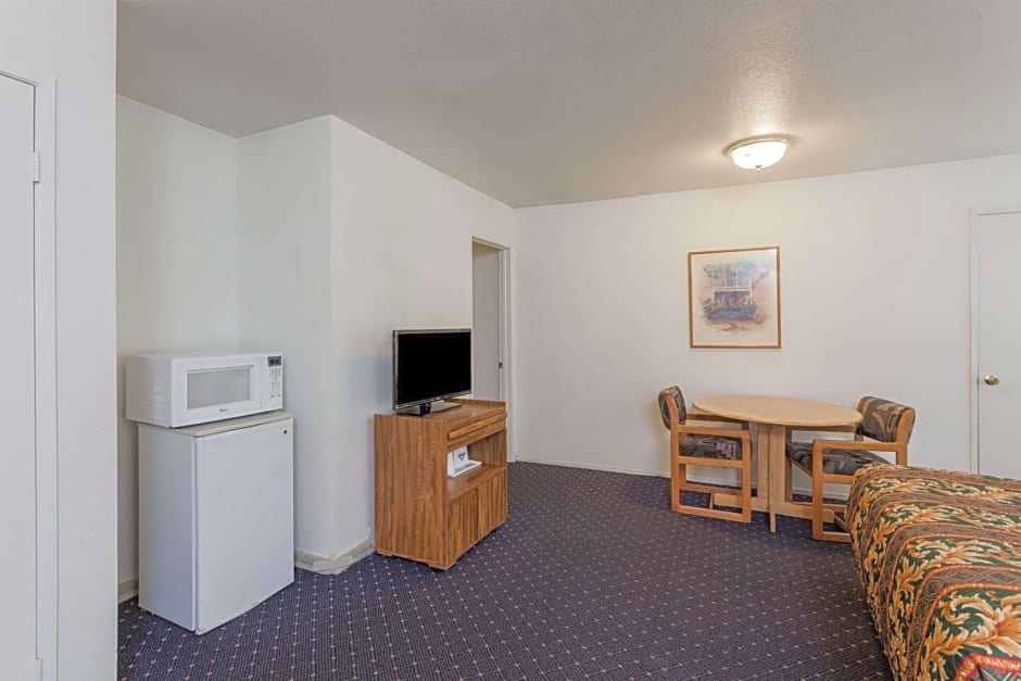 Days Inn by Wyndham Anaheim West