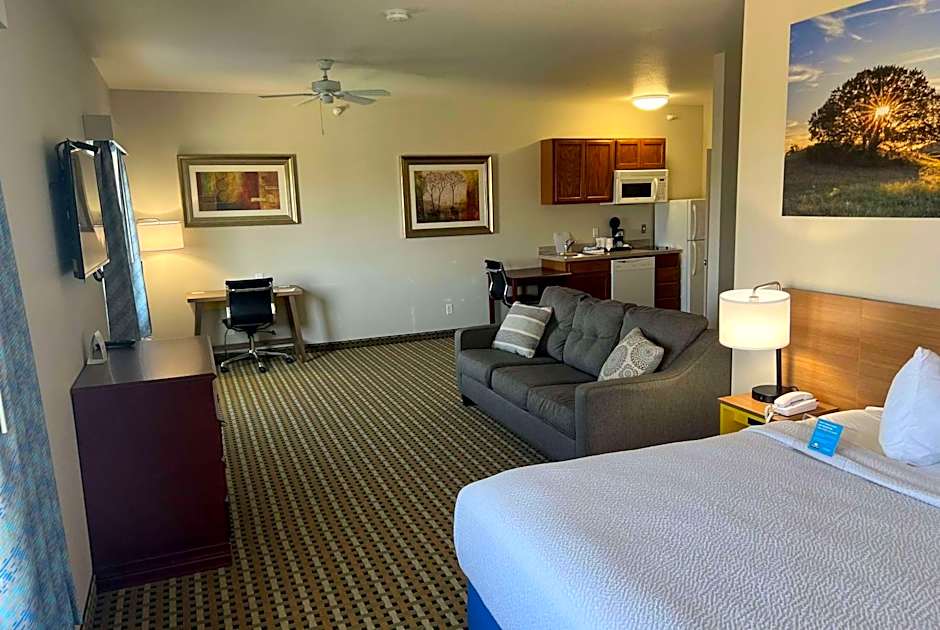 Days Inn & Suites by Wyndham Columbus NE