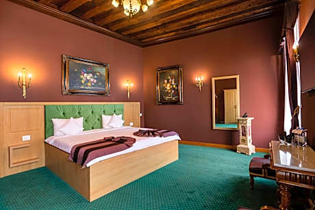 Deluxe King Room with view at Big Square