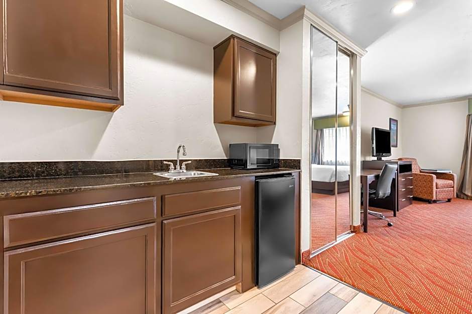 Best Western Plus Parkway Inn