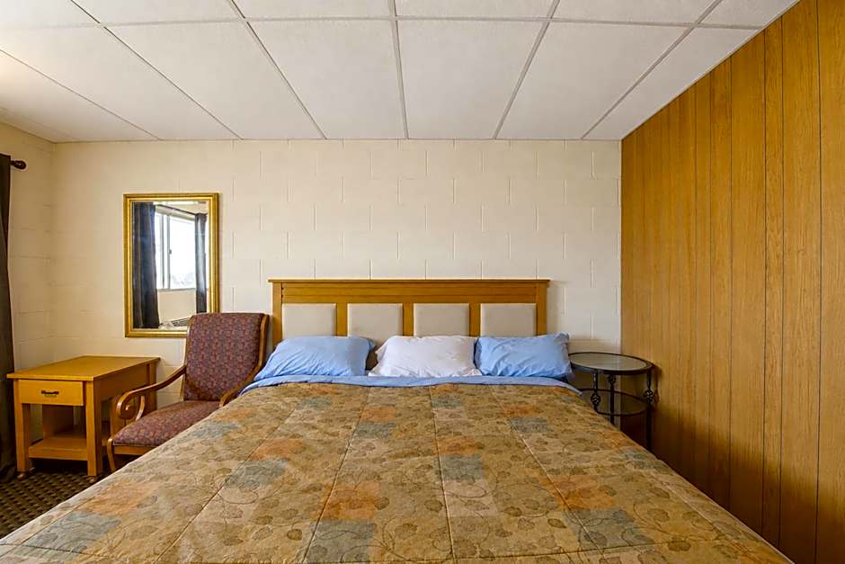 First Inn By OYO Quinter Hwy 70
