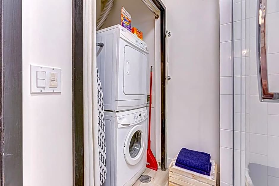 Mountain Retreat, Pool & Hot Tub, BBQ, Patio, King Bed, Sleeps 6!