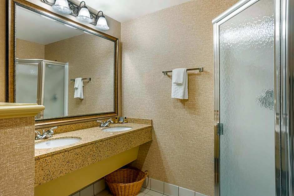Best Western Plus Revere Inn And Suites