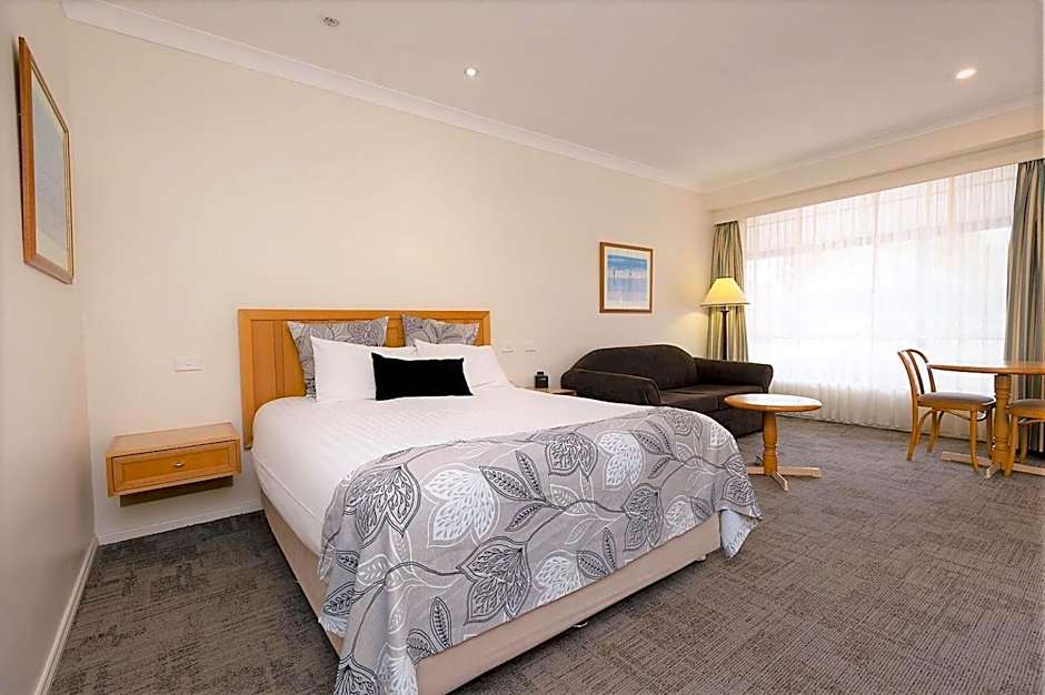 Young Federation Motor Inn and Services Club