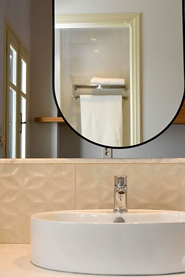 Elena Village Hotel & Suites