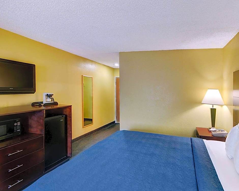 Quality Inn & Suites Grand Prairie South