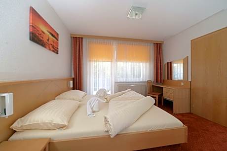 Superior One-Bedroom Apartment with Balcony and Lake View