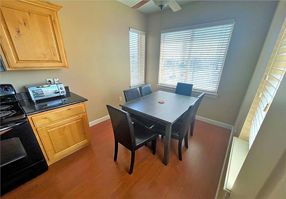Deluxe Downtown Condo Close to Everything!