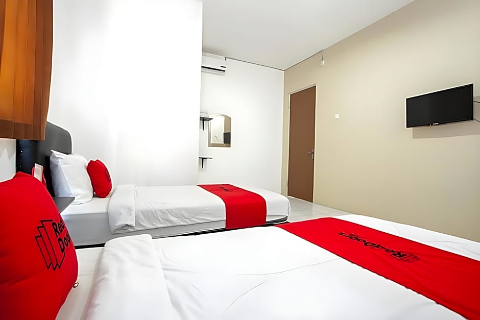RedDoorz Plus near Galaxy Mall