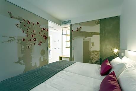 Suite, Sea View (1 Twin Bed and 1 Double Bed)