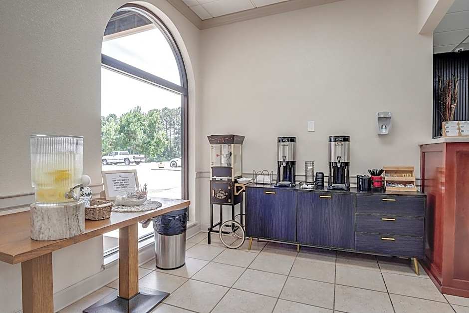 Cottonwood Suites Savannah Hotel & Conference Center