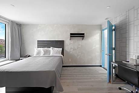 Deluxe Queen Room