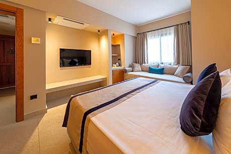 Deluxe Family Room for 3 Adults and 2 Children